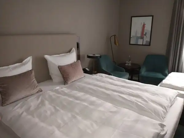Hotelzimmer mit Doppelbett und Sitzgelegenheit im Hotel Steigenberger in Dresden