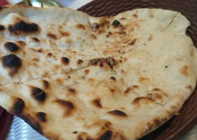 Bombay am Domplatz - lecker gebackenes Naan-Brot in einem Korb als Beilage