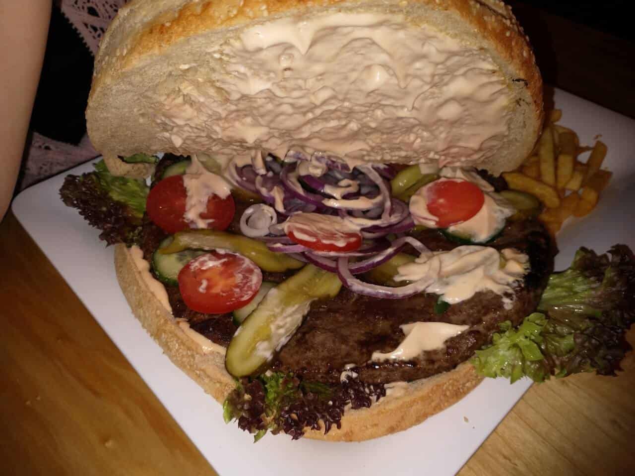 Harzer Schnitzelkönig - XXXL-30 cm Monster-Burger von innen