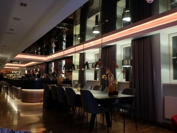 Leonardo Royal Hotel - Bar am Abend