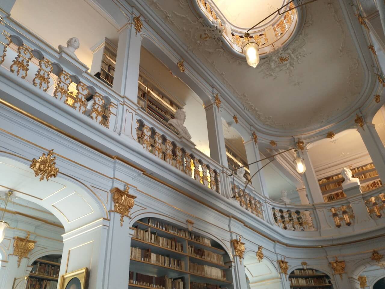 Anna Amalia Bibliothek - Blick über die Galerien nach oben bis zur Deckenöffnung