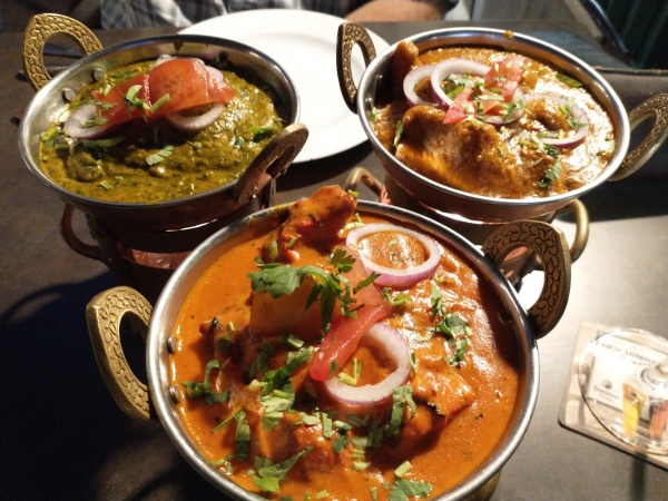 indisch essen gehen im Ganesha in Mühlhausen - zeigt drei indische Servierschalen mit Chicken Karahi, Chicken Tikka Masala und Chicken Palak