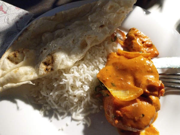 indisch essen gehen im Ganesha in Mühlhausen - Teller mit etwas Reis, daneben etwas Chicken Kahari und auf dem Reis liegend ein halbes Naan-Brot