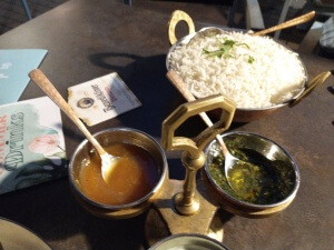 indisch essen gehen im Ganesha in Mühlhausen - tyisch indisches Serviergeschirr befüllt mit Saucen dazu eine Schüssel Reis als Beilage