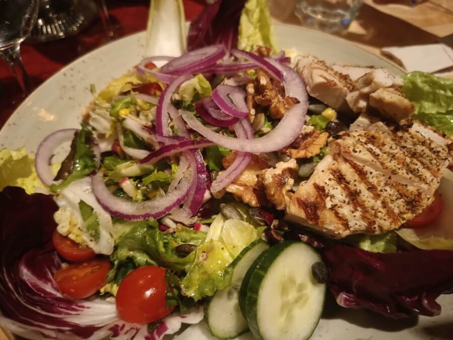 Harzer Schnitzelkönig - ´Fresh Royal´-Salad mit gegrillter Hähnchenbrust