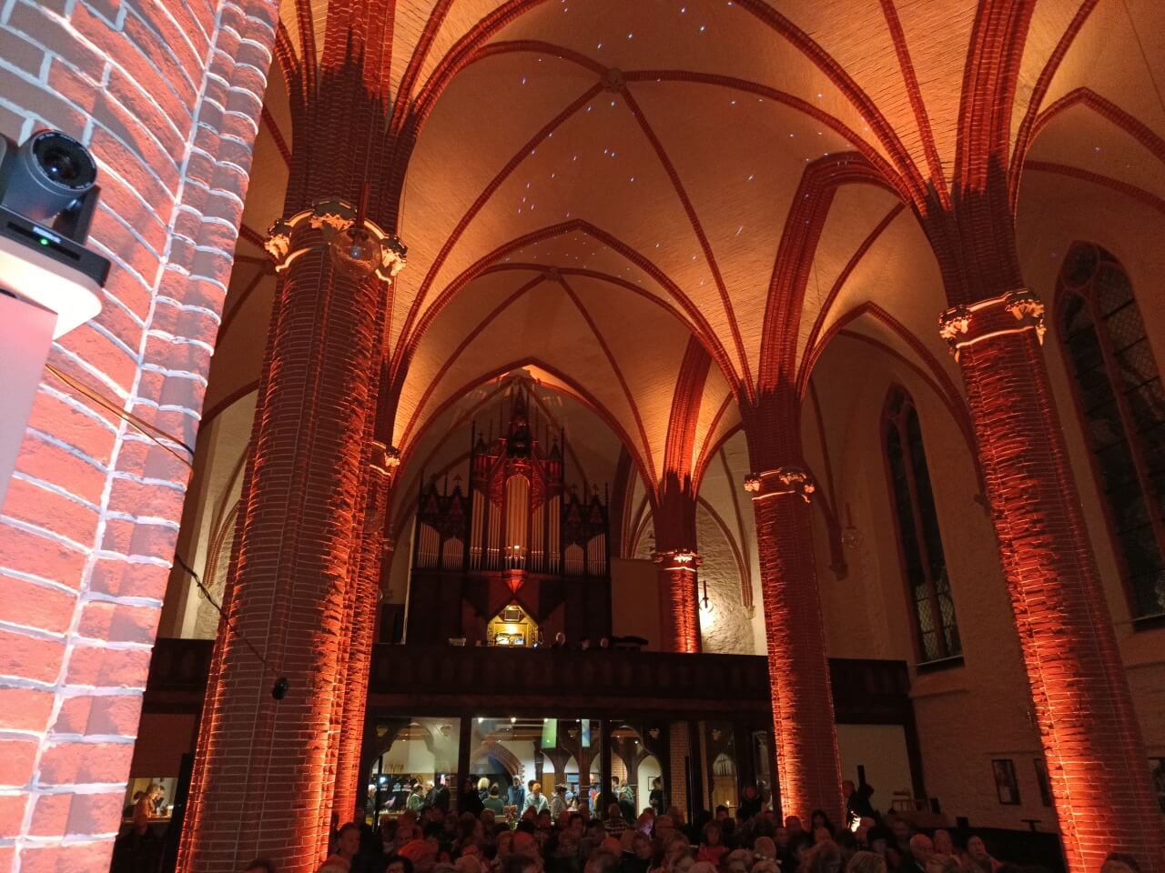 Starlights - illuminierter Himmel des Kirchenraums mit Blick Richtung Orgel