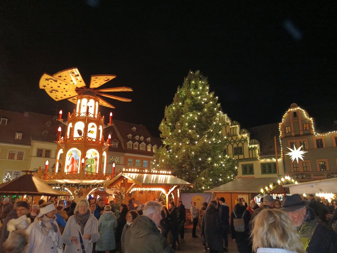 Weihnachtsmarkt Weimar - Weihnachtsmarkt am Marktplatz mit Pyramide und Weihnachtsbaum