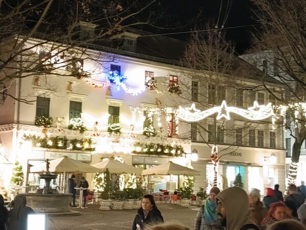 Weihnachtsmarkt Weimar - festliche geschmückte und weihnachtlich beleuchtete Schillerstraße