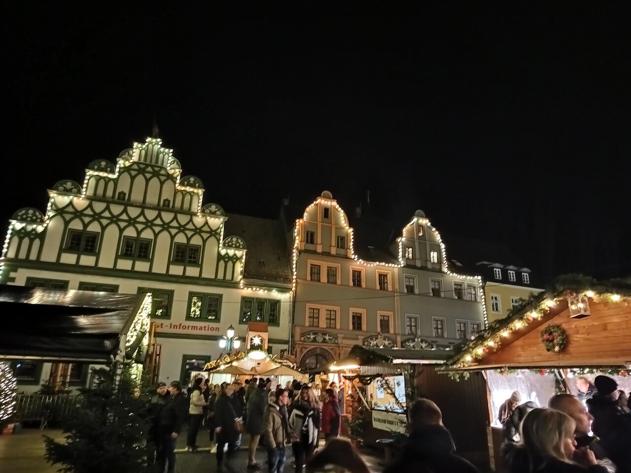 Weihnachtsmarkt Weimar - mit Lichterketten umsäumte historische Häuser am Rand des Weihnachtsmarktes