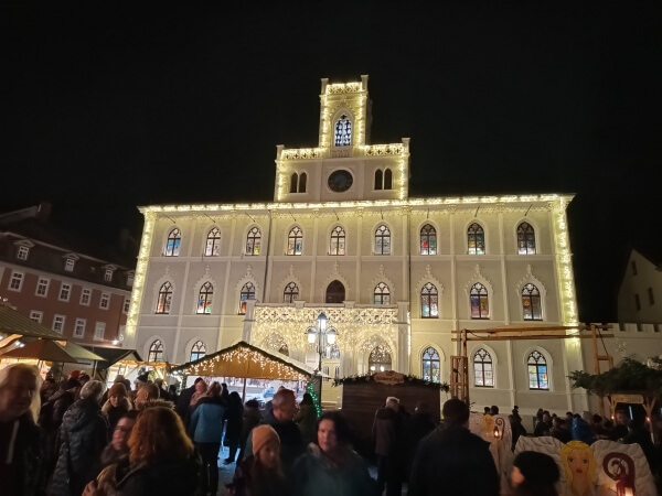Weihnachtsmarkt Weimar - mit Lichterkette umsäumtes, festlich geschmücktes Rathaus