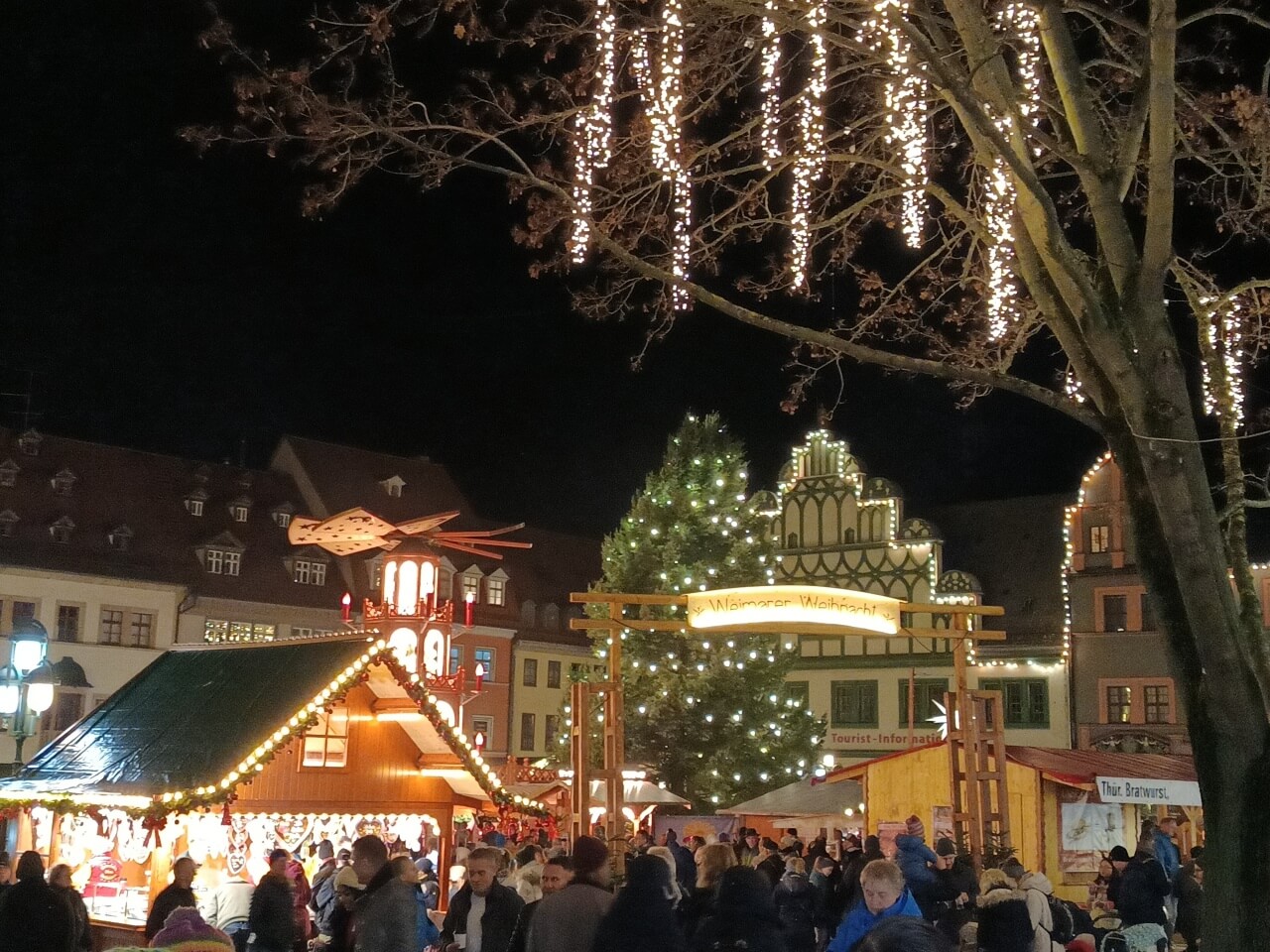 Weihnachtsmarkt Weimar - festlich geschmückter Marktplatz