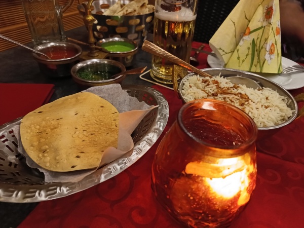 indisch essen - Reis und Naan als Beilage