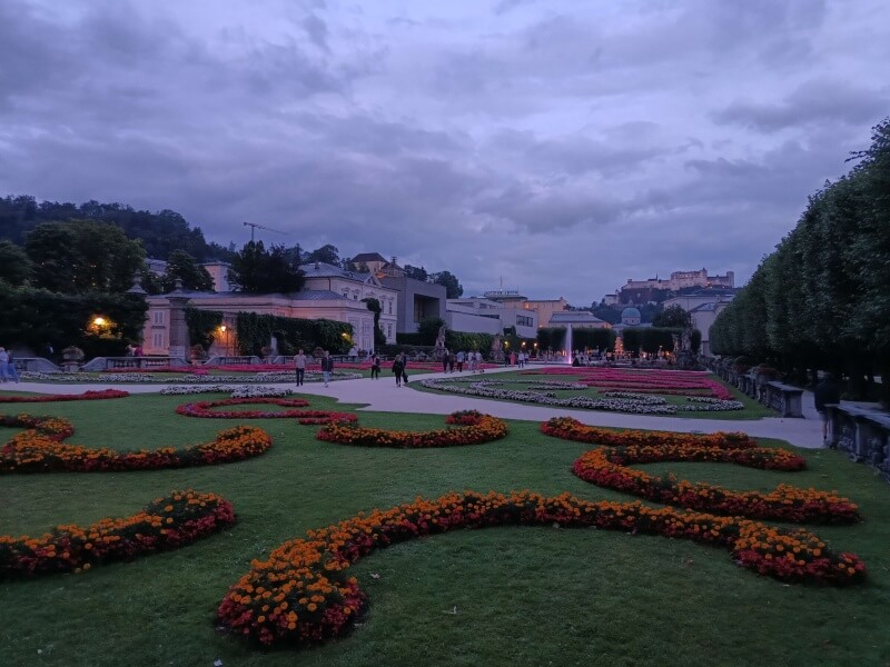 Salzburg - der Mirabellgarten in der Abenddämmerung