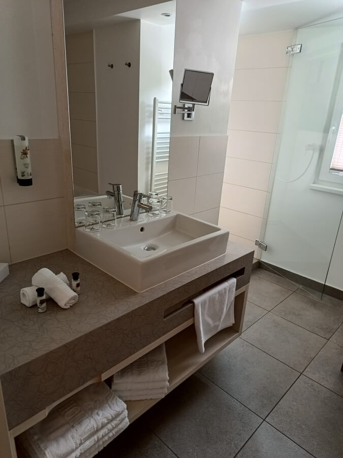 Hotel Holunderhof - Badezimmer mit Badewanne und Dusche