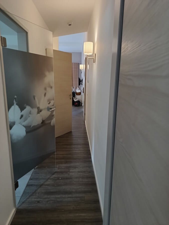 Hotel Holunderhof - Flur mit Badezimmer und separater Toilette