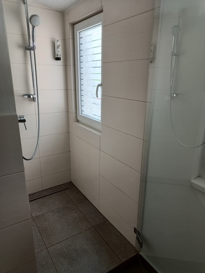Hotel Holunderhof - geräumige Dusche