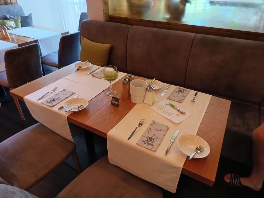 Hotel Holunderhof - geschmackvoll eingedeckt zum Frühstück