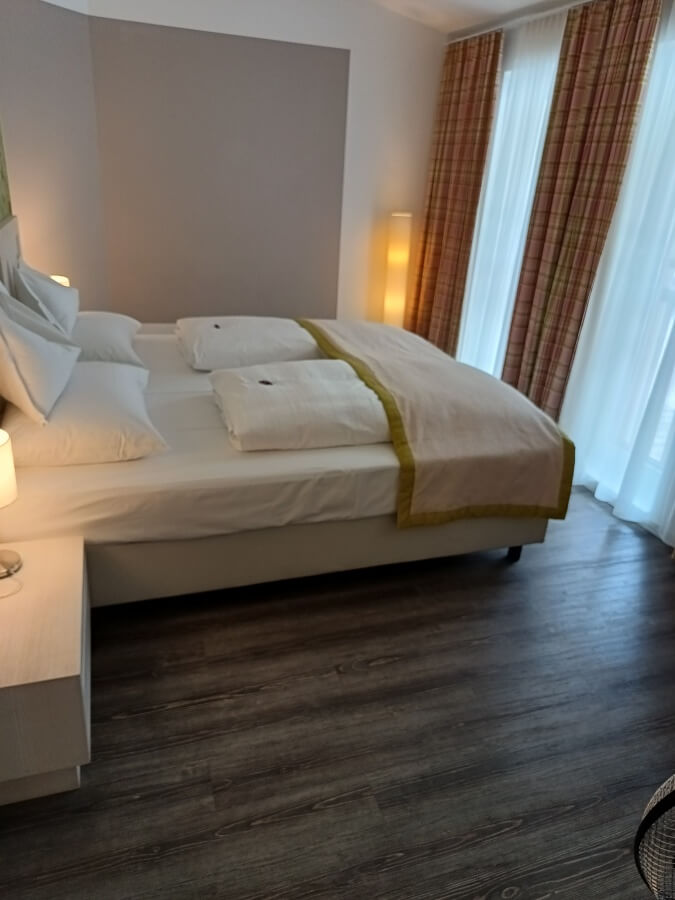 Hotel Holunderhof - zweites Schlafzimmer mit bodentiefen Fenstern
